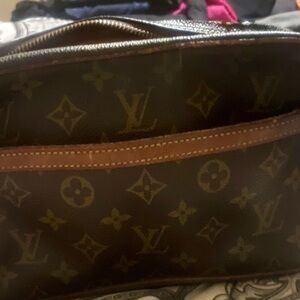💯 Genuine LV Toiletry Pouch no tears, zippers Intact.